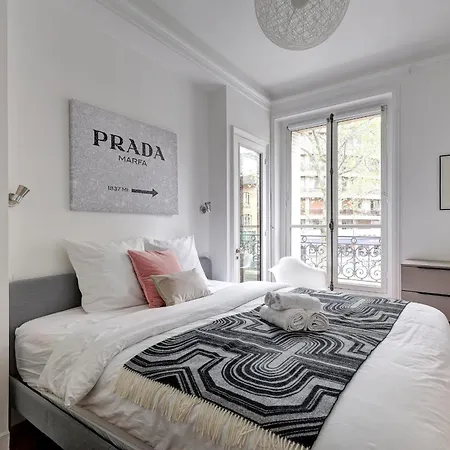 Eiffel Tower & Champ De Mars - 2br - Cityapartmentstay *