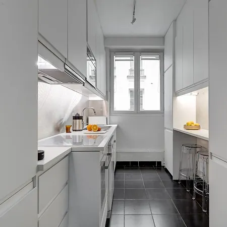 Eiffel Tower & Champ De Mars - 2br - Cityapartmentstay