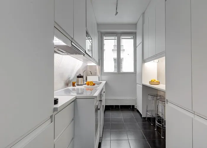 Eiffel Tower & Champ De Mars - 2br - Cityapartmentstay
