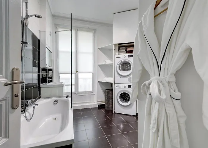 Eiffel Tower & Champ De Mars - 2br - Cityapartmentstay Appartement *