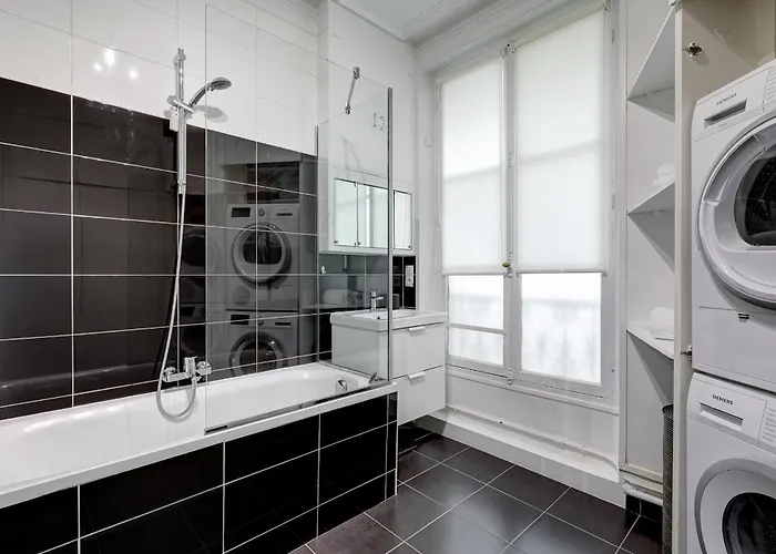 Appartement Eiffel Tower & Champ De Mars - 2br - Cityapartmentstay Parijs
