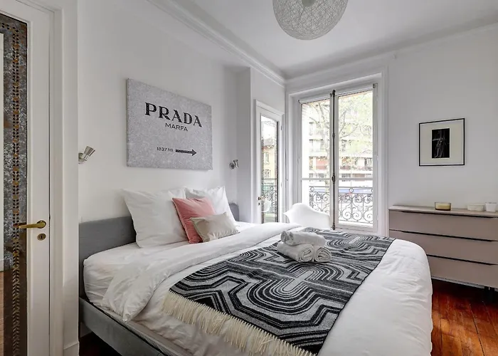 Eiffel Tower & Champ De Mars - 2br - Cityapartmentstay *