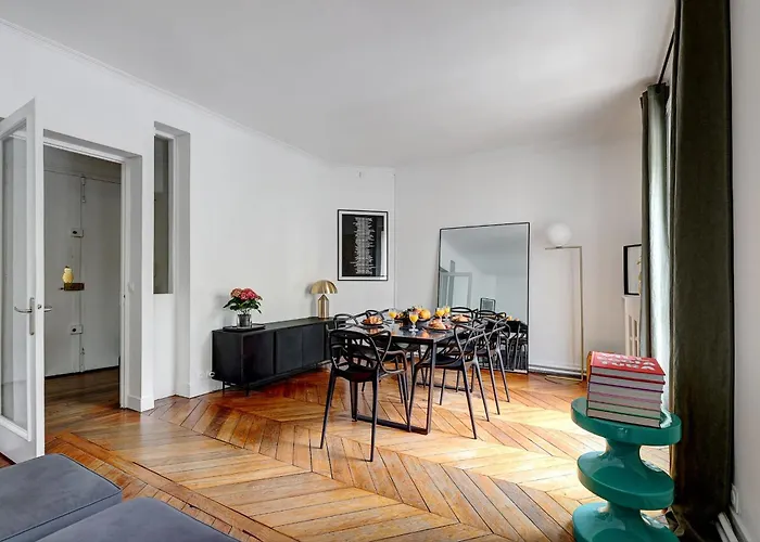 Appartement Eiffel Tower & Champ De Mars - 2br - Cityapartmentstay Parijs